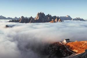 puoi vedere tutto da qui. sentiero escursionistico che va vicino alla collina con nebbia fino all'edificio vivente foto