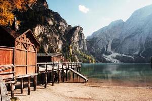 vista laterale. buon paesaggio con montagne. luogo turistico con edificio in legno e pera foto