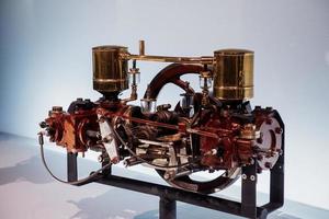Stoccarda, Germania - 16 ottobre 2018 museo mercedes. aspetto laterale. il motore dell'automobile si trova sul cavalletto su sfondo bianco foto