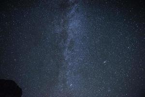 galassia della via lattea con stelle e polvere spaziale nell'universo. fotografato nel cielo notturno foto