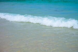 morbido onda su blu mare il tropicale sabbioso spiaggia come estate sfondo foto