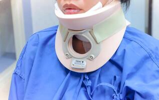 vicino su ,donna ha un infortunio per il suo collo, lei è indossare un' cervicale collare, a ospedale ammissione. foto