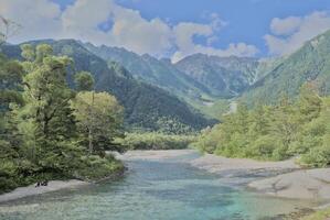 kamikochi valle con chiaro fiume azusa foto