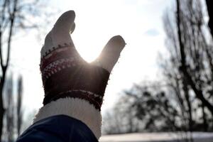 un' donna di mano raggiunge per il sole. foto