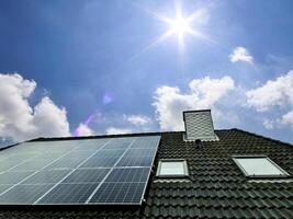 pannelli solari che producono energia pulita sul tetto di una casa residenziale foto