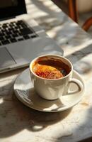 ai generato caffè su un' bianca piatto con il computer portatile e boccale foto