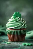 ai generato Patrick giorno Cupcake con verde glassa e un' trifoglio su un' verde sfondo foto