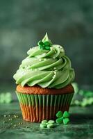 ai generato Patrick giorno Cupcake con verde glassa e un' trifoglio su un' verde sfondo foto