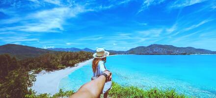 asiatico amante coppia donna e uomo viaggio natura. viaggio relax. mare nel il estate. Tailandia foto