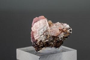 macro minerale pietra rodocrosite su un' nero sfondo foto