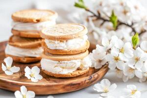 ai generato vaniglia ghiaccio crema panini con zuccherino biscotti su un' di legno piatto in mezzo fioritura rami foto