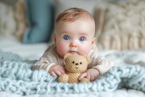 ai generato sorridente bambino con blu occhi Il prossimo per un' Marrone orsacchiotto orso su un' morbido letto foto