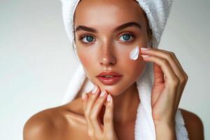 ai generato giovane donna l'applicazione facciale crema per pelle cura routine in casa foto