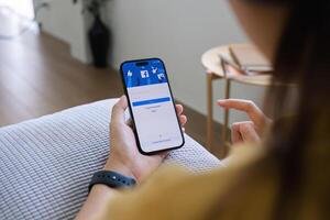 Facebook sociale media App logo su login, Iscriviti registrazione pagina su mobile App schermo su i phone 14 nel di persona mano Lavorando su e-commerce shopping attività commerciale foto