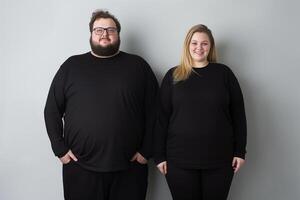 ai generato sovrappeso coppia nel nero lungo manica maglietta per più dimensione capi di abbigliamento modello foto