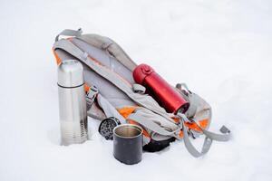 picnic su il lato di il strada. thermos con caldo caffè. zaino per trasporto le cose. escursioni a piedi stile di il viaggiatore. foto