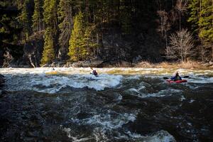 montagna fiume turbolento fluire, kayak su il onde, atleti kayakisti nuotare lungo il montagna fiume tra il rocce, acqua turismo, kayak, potente flusso, botte. foto