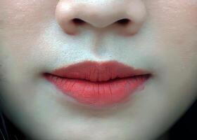 sexy labbra vicino Visualizza foto, femmina labbra con rossetto avvicinamento sfondo, viso dettaglio ritratto foto