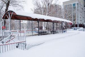 il ferrovia stazione è coperto con neve. cumuli di neve su il piattaforma. conseguenze di nevicata. bufera di neve nel il città.. foto
