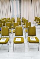 vip posti a sedere nel il penna riga. verde sedie In piedi al chiuso. attività commerciale conferenza nel il aula. conferenza sala. foto