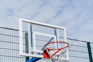 pallacanestro squillare su il terreno di gioco, trasparente scudo fibra di vetro per proska sfera, strappato rete, giocare pallacanestro al di fuori foto