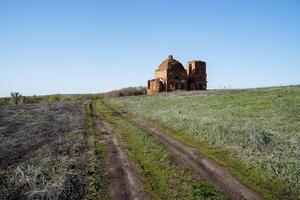 il rovine di un vecchio Chiesa In piedi nel un' campo, un ortodosso Chiesa distrutto di volta, un antico rosso mattone costruzione, un' posto per culto, Russia tatarstan foto