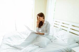 il gioia di un' pieno di notte dormire, il fresco Salute di un' bellissimo donna ogni mattina. foto