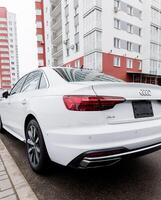 Minsk, bielorussia, marzo 4, 2024 - bianca audi a4 berlina foto