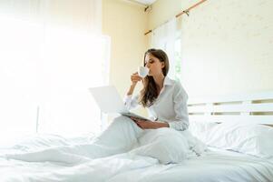 il gioia di un' pieno di notte dormire, il fresco Salute di un' bellissimo donna ogni mattina. foto