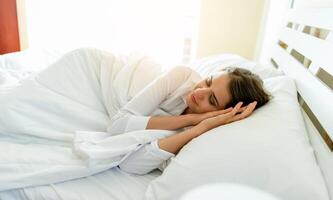 il gioia di un' pieno di notte dormire, il fresco Salute di un' bellissimo donna ogni mattina. foto