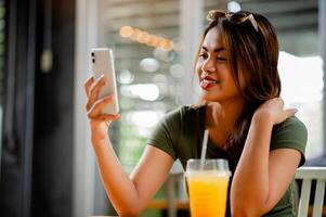 sociale media giovane donna con smartphone e in linea comunicazione foto