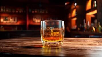 bicchiere di whisky con ghiaccio su un' di legno tavolo contro sfondo bar pub sfondo, un bicchiere di costoso whisky copia spazio foto