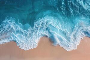 ai generato il calma di oceano onde su un' abbandonato spiaggia, turchese mare e intatto sabbie aereo Visualizza di un' tranquillo, calmo, abbandonato spiaggia con calma oceano onde delicatamente rottura contro sabbioso sponde foto