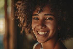 ai generato contento giovane donna con ispido capelli sorridente su giorno spento. foto