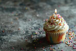 ai generato colorato compleanno Cupcake con candela su grigio sfondo. foto