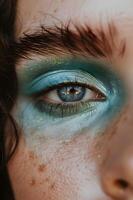 ai generato iridescente sguardo avvicinamento con verde e blu ombretto foto