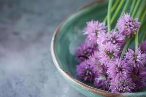 ai generato viola eleganza macro scatti di Erba cipollina fiori foto