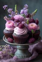 ai generato cupcakes con frutti di bosco e fiori su torta In piedi foto
