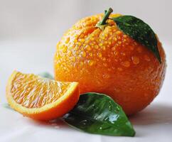 ai generato arancia e fetta di arancia con le foglie foto