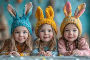 ai generato tre carino poco sorelle nel a maglia coniglietto orecchie seduta a il tavolo su Pasqua giorno. foto