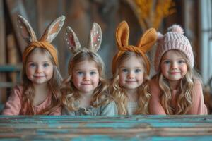 ai generato quattro carino poco sorelle siamo seduta a il tavolo nel Pasqua coniglietto orecchie e maglioni. foto
