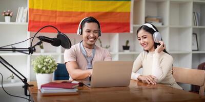 asiatico gay Radio ospite godere chat mentre disco un Audio Podcast con femmina amico foto