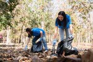 volontario raccolta plastica spazzatura nel il foresta. il concetto di ambientale conservazione. globale ambientale inquinamento. pulizia il foresta foto