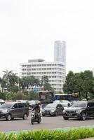 il la zona in giro bundaran Ciao nel jakarta esperienze alto densità, con pubblico trasporto, strada fornitori, e lavoratori passaggio attraverso, Giacarta, Indonesia, gennaio 12° 2022 foto