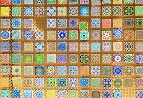 souvenir tradizionale a granada, in spagna. decorazione e mosaico dell'alhambra. vecchio stile musulmano foto