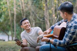 contento asiatico maschio gay coppia su campeggio insieme nel un' foresta. romantico vocazione viaggio. lgbt concetto foto