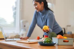 Grasso donna cucinando nel cucina. Salute cura concetto mangiare Salute cibo per perdere il peso. imparare per rendere insalate e salutare cibo a partire dal in linea foto