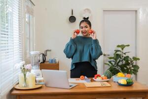 Grasso donna cucinando nel cucina. Salute cura concetto mangiare Salute cibo per perdere il peso. imparare per rendere insalate e salutare cibo a partire dal in linea foto