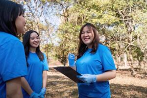 volontario raccolta plastica spazzatura nel il foresta. il concetto di ambientale conservazione. globale ambientale inquinamento. pulizia il foresta foto