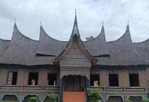 cattura il senza tempo fascino di indonesiano tradizionale architettura foto